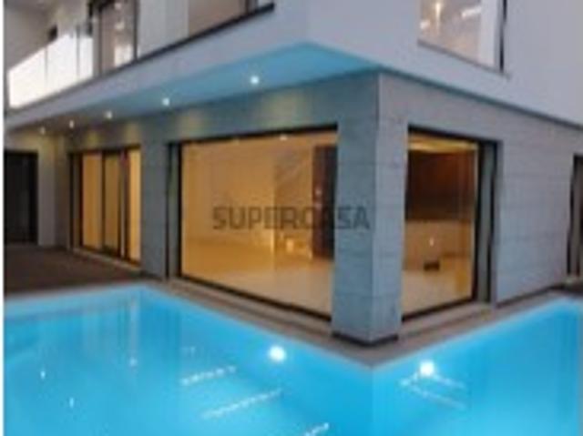 MORADIA DE LUXO ISOLADA T4 NA AROEIRA EM CONSTRUÇÃO