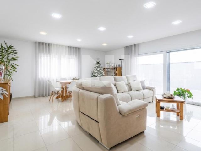 Moradia de Luxo na Covilhã: Modernidade e Conforto!