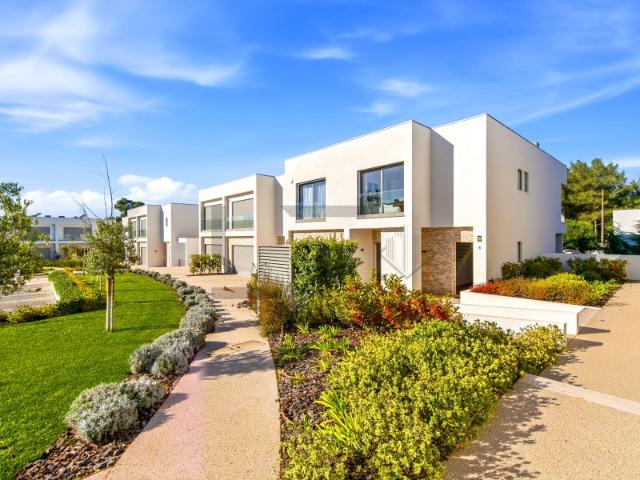 Moradia de Luxo Para Arrendamento com Piscina Aquecida, 4 Suites e 180m² de Terraço Privativo em Aldeia de Juzo, Cascais