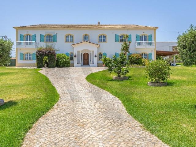 Moradia de Luxo | Piscina, amplo jardim e vista mar | Próxim. 428m² Guia