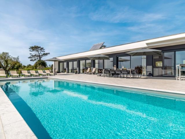 Moradia de luxo rodeada pela natureza inserida em 6920m² de terreno