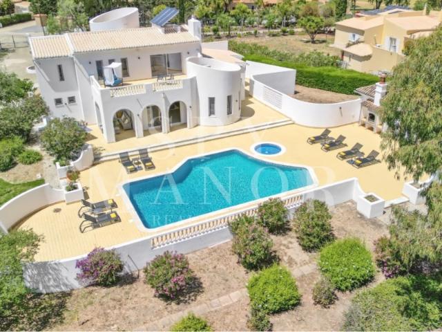 Moradia de Luxo Renovada com Piscina Privada e Vista para o Golfe no Penina Golf Resort