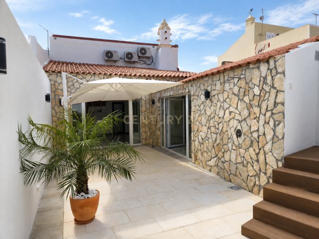 Moradia de Luxo Renovada com Piscina, Vista Mar e estúdio para Rentabilização – Pêra, Algarve