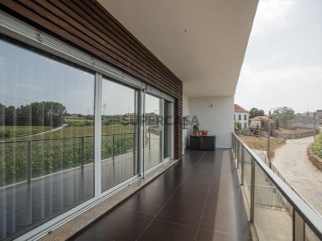 Moradia de Luxo T3 com Arquitetura Contemporânea em Salreu