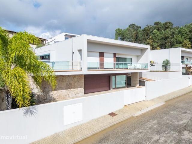 Moradia de luxo, T3+Escritrio,inserida em condominio fechado