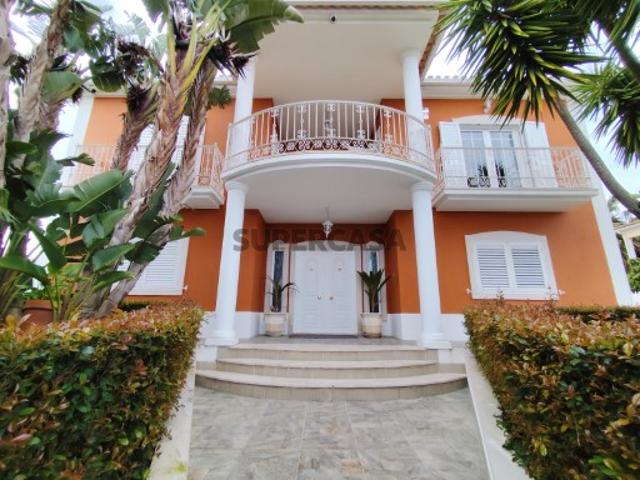 Moradia de Luxo T4+1 com Piscina em Vila Alegre, Fernão Ferro