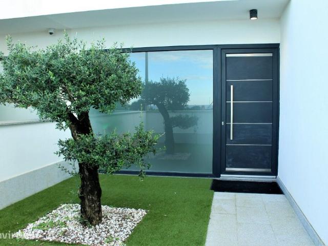 Moradia T4 com Piscina e Vista Mar 1 Linha de Mar em Vila Praia de