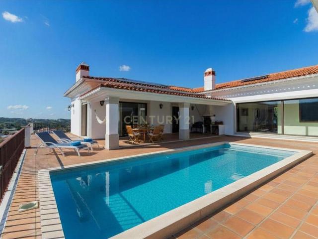 Moradia de Luxo T4 com Piscina e Vista Panorâmica sobre Porto de Mós