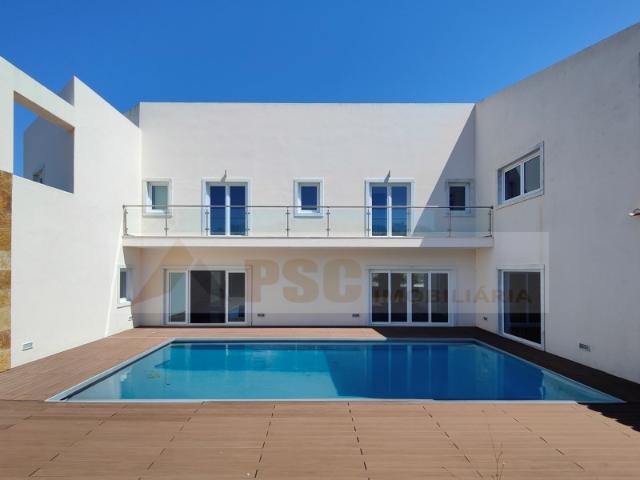 Moradia de Luxo T4 à Venda no Prestigiado Belas Clube de Campo