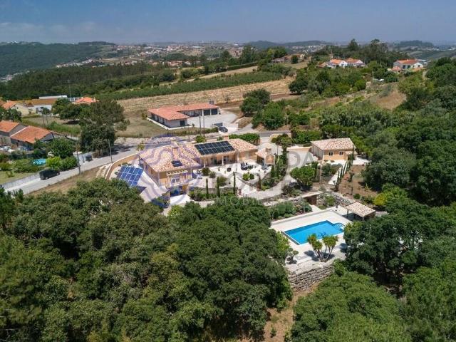 Moradia de luxo T4 térrea, como nova, com garagem e piscina. 165m² Santa Catarina