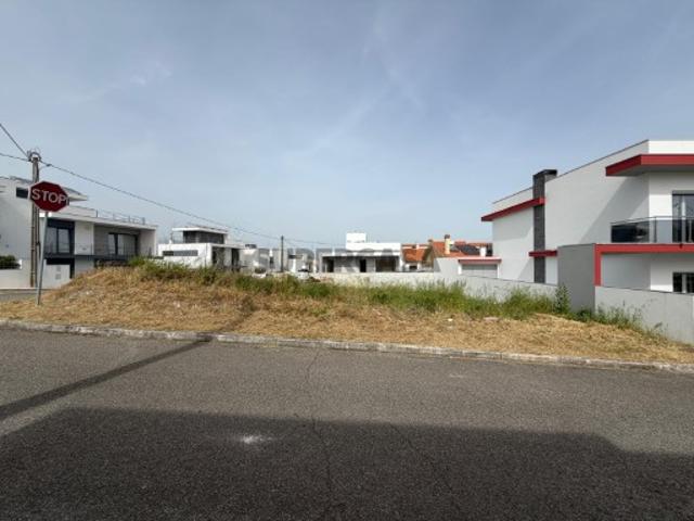 Moradia de luxo T5 em gaveto, Bairro da Primavera, Santa Iria Azóia