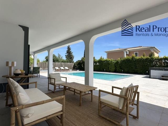 Moradia de Luxo T5 Renovada com Piscina Infinita e Jacuzzi – Almancil, Triângulo Dourado