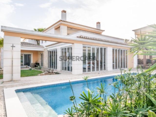 Moradia de Luxo T5 triplex com Jardim, Piscina e Garagem