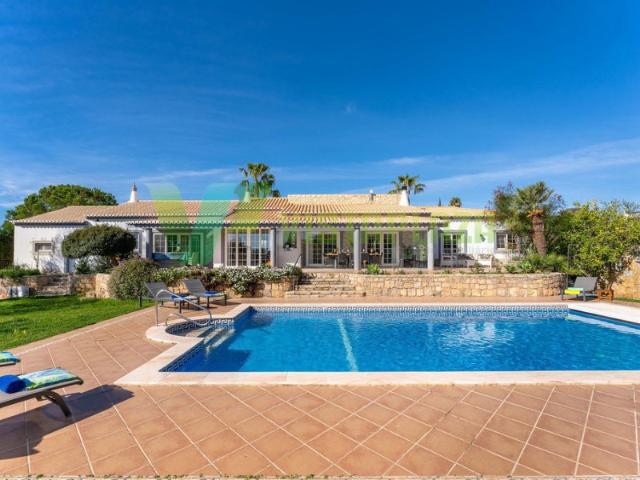 Moradia de Luxo T6 com Casa de Hóspedes, Piscina e Vista Panorâmica em Lagoa, Algarve