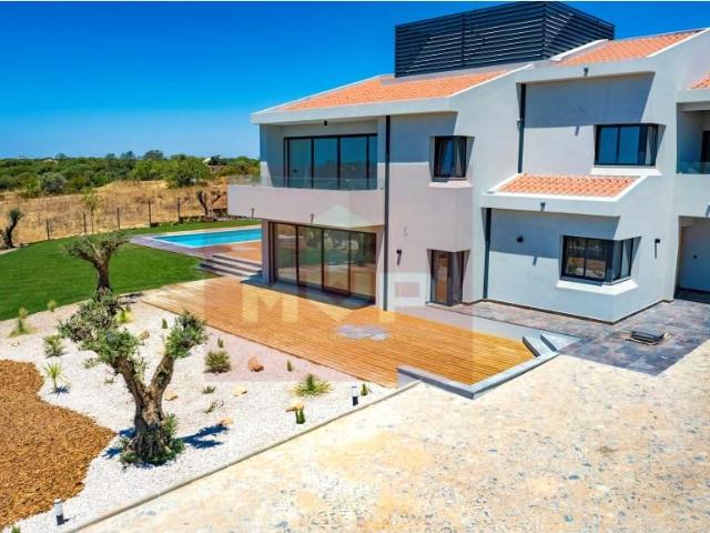 Moradia de Luxo tipologia T5 com piscina em Quarteira 194m² Quarteira