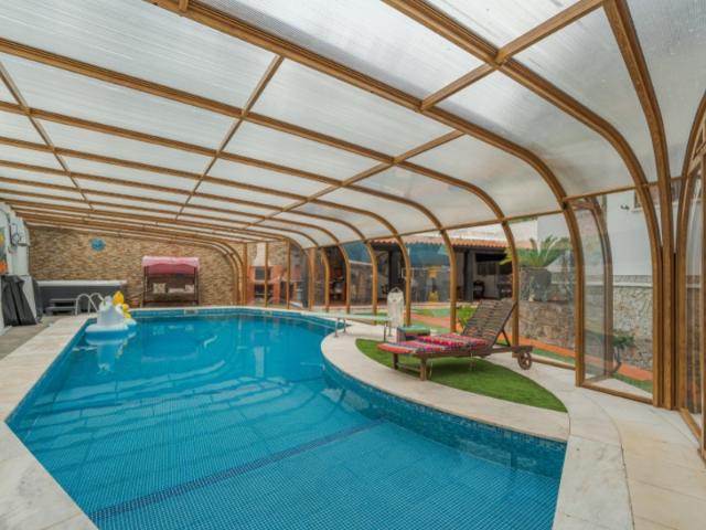 Moradia de Luxo Única em Oeiras | Piscina Interior Climatizada | Tecnologia Premium | Eficiência Energética | A Apenas 1 km da Praia de Caxias 462 m² de área bruta privativa num lote de 838 m², oferecendo privacidade absoluta, conforto excecional e um enorme potencial de valorização