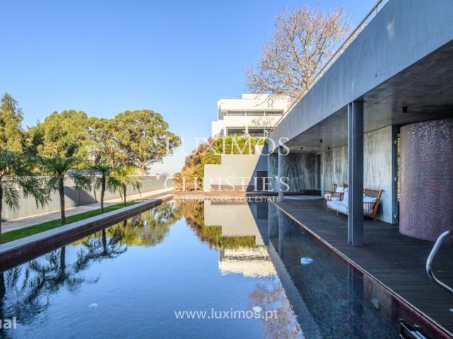 Moradia de luxo V4 com piscina e jardim, para venda, em Vila Nova de G