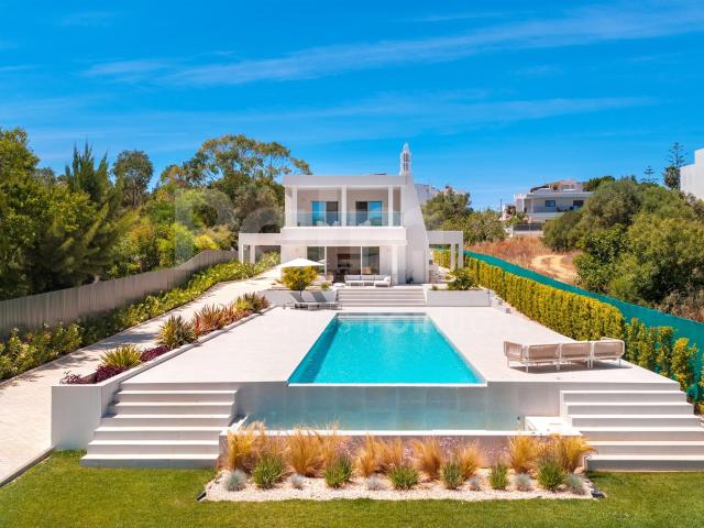 Moradia de Luxo V4 + V2 | Turn Key & Piscina Aquecida | Cent. 311m² Alvor