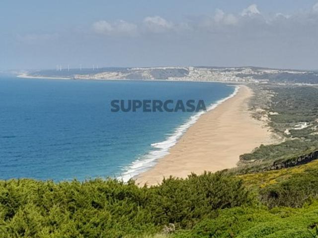 Moradia de linhas modernas com piscina nos arredores de São Martinho do Porto