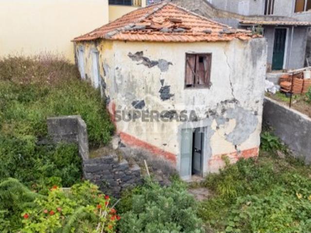 Moradia de pedra, inserida num terreno com 630m² Santo António, Funchal