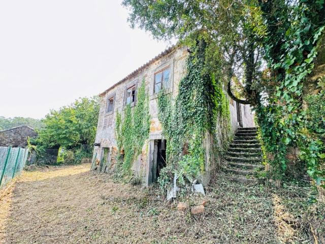 Moradia de pedra para recuperar à venda em Santa Marta de Portuzelo Viana do Castelo