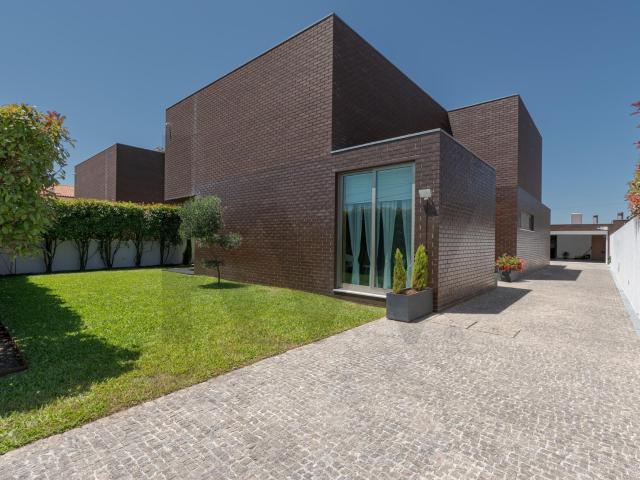 Moradia de Prestígio 4 frentes com grande jardim e salão de eventos em São Bernardo, Aveiro