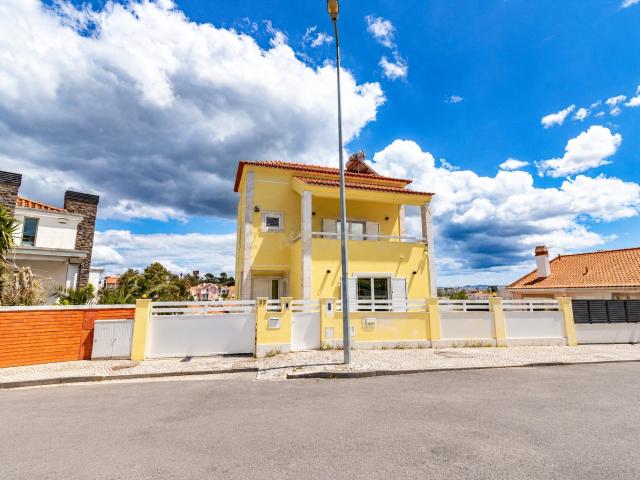 Moradia de Prestígio com 277m² | Garagem | Energia Solar | Feijó, Almada