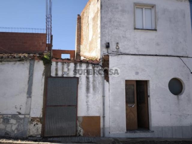 Moradia de R/C e 1º andar com quintal em Baleizão