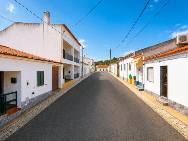 Moradia de r/ch e primeiro andar localizada em Viana do Alentejo Imóvel arrendado, sem possibilidade de fazer visitas