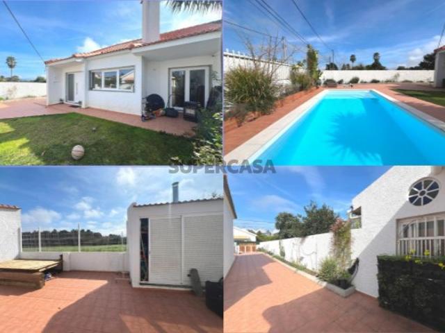 Moradia de rés do chão, com 3 quartos, com anexo / garagem, jardim e piscina, a menos de 10 minutos da vila e junto às escolas, zona soalheira e muito sossegada