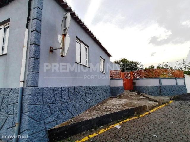 Moradia de tipologia T3 localizada no centro da Praia da Vitria