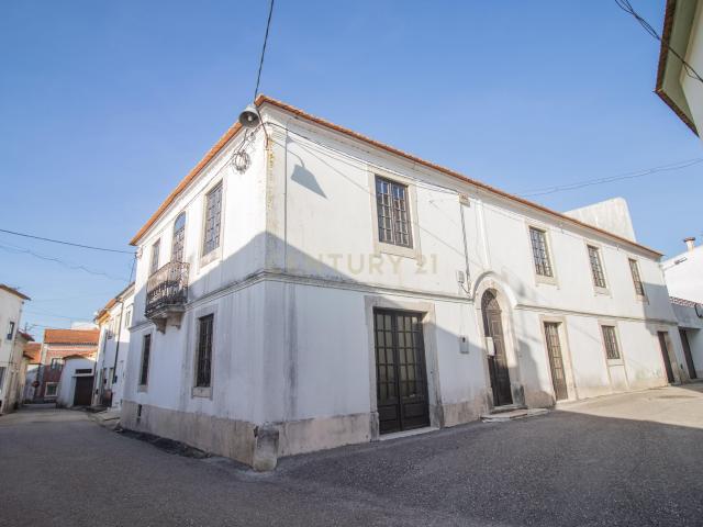 Moradia de traça antiga Portuguesa, com terraço e pátio interior