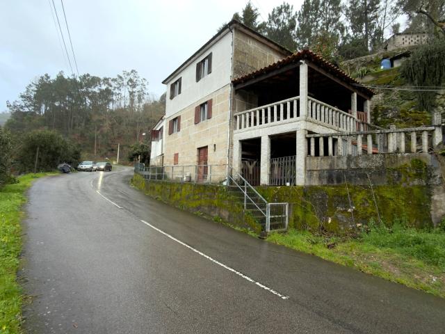 Moradia de três pisos com terraço virado para Aregos e rio Douro, em Ancede, Baião, Porto