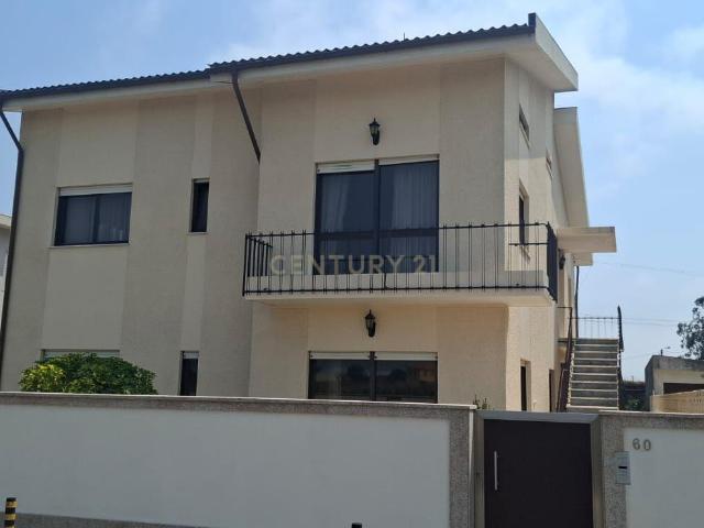MORADIA DE TRÊS PISOS, QUATRO FRENTES E UMA ÓTIMA ZONA EXTERIOR GIESTEIRA / PÓVOA DE VARZIM