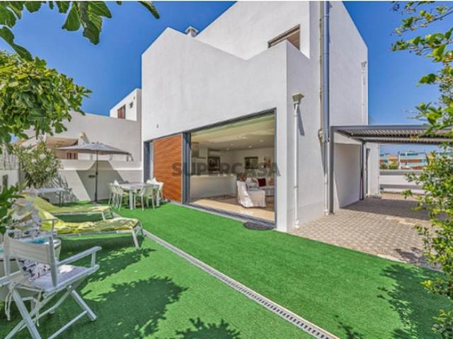 Moradia de três quartos com terraços, vista para o mar & espaço para piscina