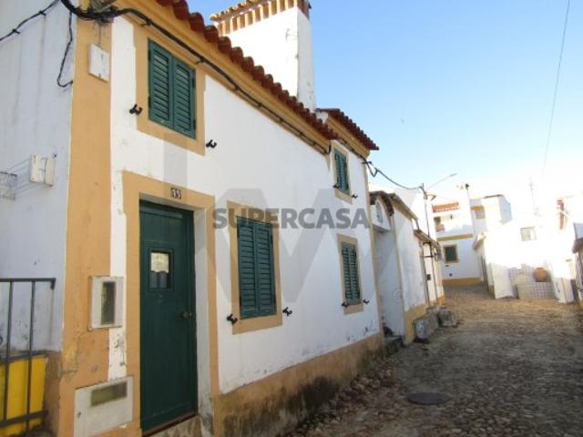 Moradia de 1937, com 91m2, totalmente recuperada preservando a traça alentejana
