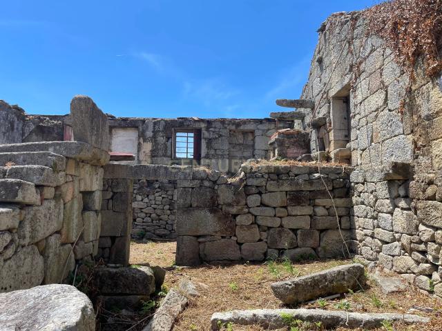 Moradia de 220 metros quadrados, construída em granito, a precisar de renovação, situada no centro de Santa Cruz da Trapa, com um terreno de 1.900 metros quadrados