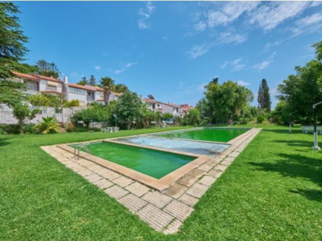 Moradia de 3 andares em regime de condominio com piscina, jardim e court tenis Carcavelos