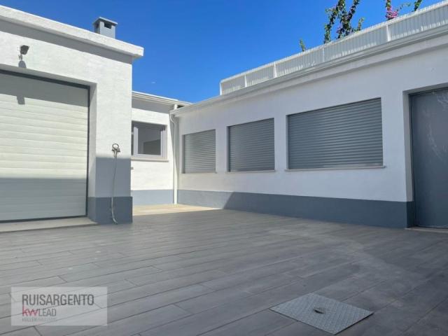 Moradia de 3 Andares geminada para venda em São João da Caparica