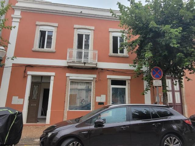 Moradia de 3 pisos no coração do Bairro Novo – A poucos passos da Praia do Relógio e do Casino!