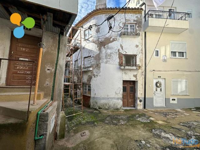Moradia de 3 pisos para reabilitação, Centro histórico do Tortosendo | 26054082816