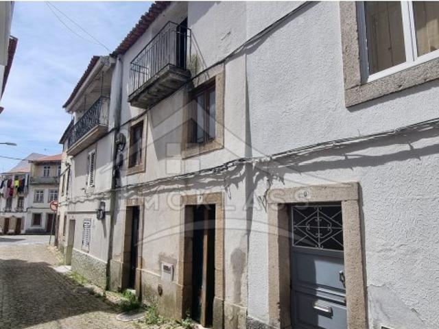 Moradia de 3 pisos para reconstrução total no centro de Alcains