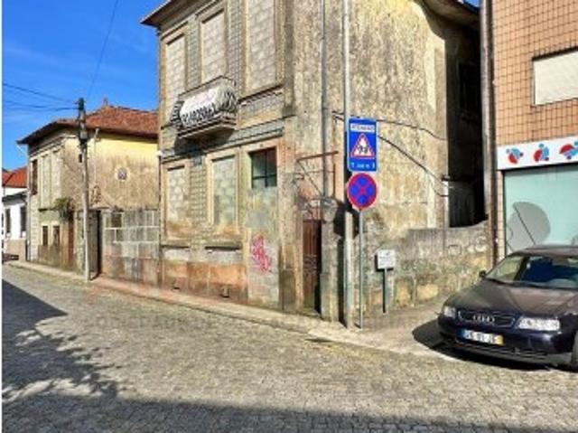 Moradia de 4 frentes para restaurar. Anterior a 1951 S. Mamede Infesta Matosinhos