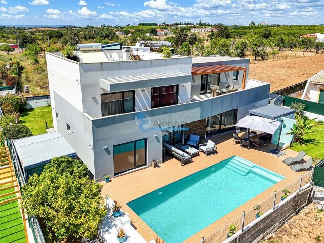 Moradia de 4 quartos com piscina aquecida, perto das praias e dos campos de golfe de Albufeira
