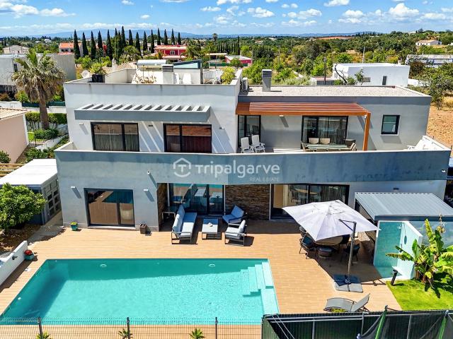Moradia de 4 quartos com piscina aquecida, perto das praias. 261m² Guia