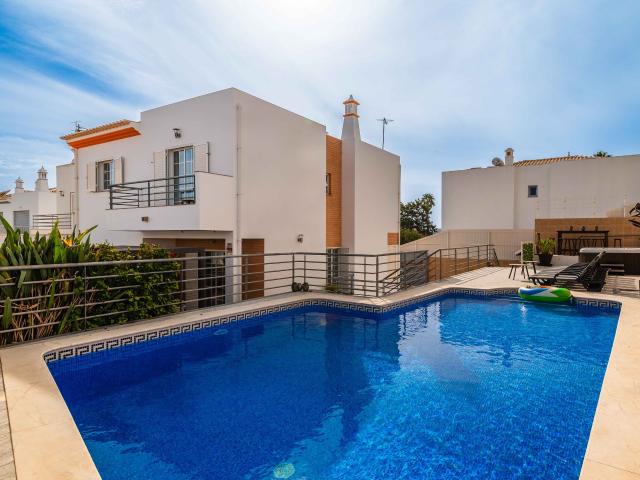 Moradia de 4 Quartos com Piscina Privada e Jacuzzi