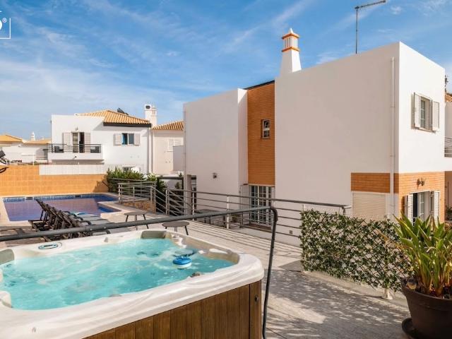 Moradia de 4 Quartos com Piscina Privada e Jacuzzi, Albufeira, Albufeira e Olhos de Água