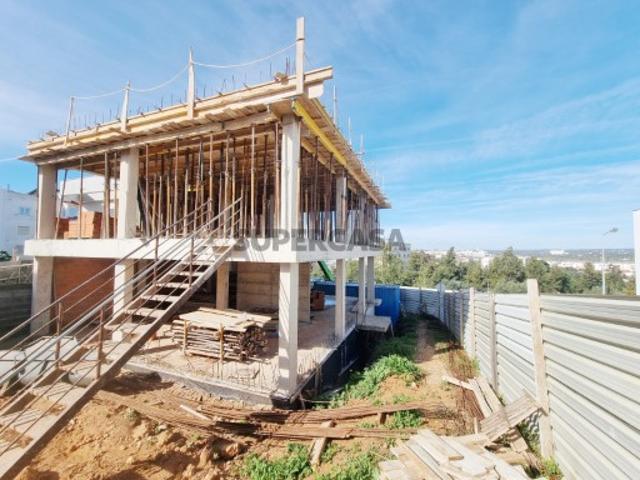 Moradia de 4 quartos de estilo contemporâneo e minimalista muito próxima de Ferragudo