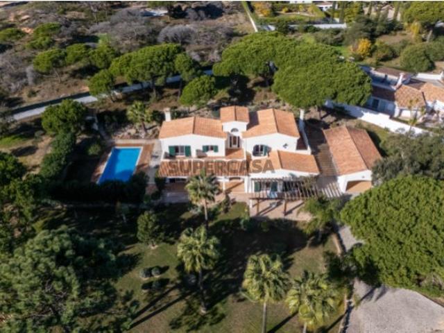 Moradia de 4 quartos num terreno de 4890m2, em Valverde, perto da Quinta do Lago, numa zona tranquila, muito privada e com um jardim mágico
