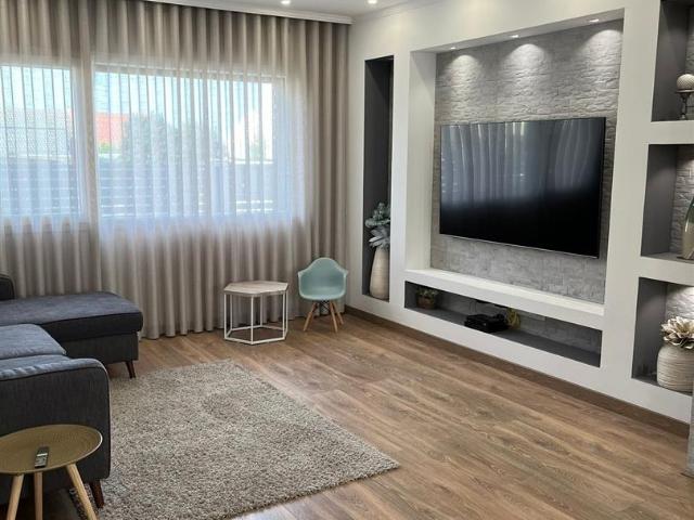 Moradia de 5 assolhadas em Odivelas 214m² Ramada e Caneças